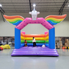 castello gonfiabile di unicorno con ali arcobaleno per eventi all'aperto