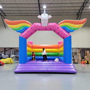 kastil goyang unicorn dengan sayap pelangi untuk acara luar ruangan