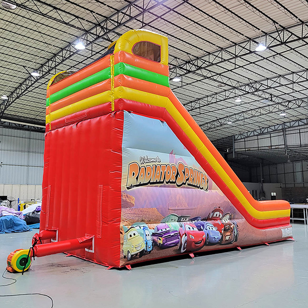 fornitore di parchi giochi gonfiabili a tema auto all'ingrosso