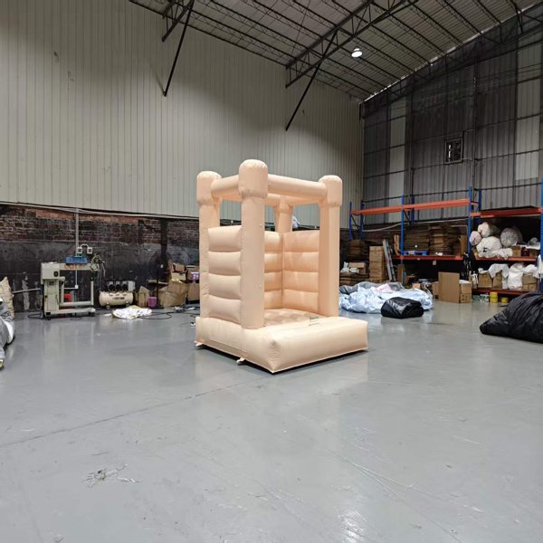 aufblasbare-h&uuml;pfburg-beige-kompakt-soft-play-event-gro&szlig;handel