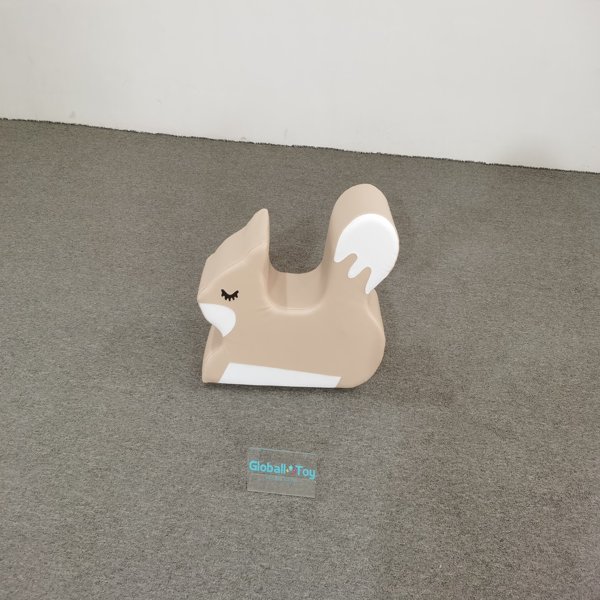 soft-play-tilki-rocker-bej-y&uuml;r&uuml;meye başlayan &ccedil;ocuk-denge-oyuncak