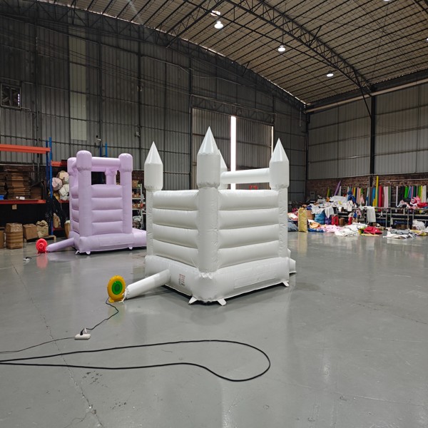 wei&szlig;e-aufblasbare-burg-mit-rutsche-verst&auml;rkte-n&auml;hte-veranstaltungsverleih