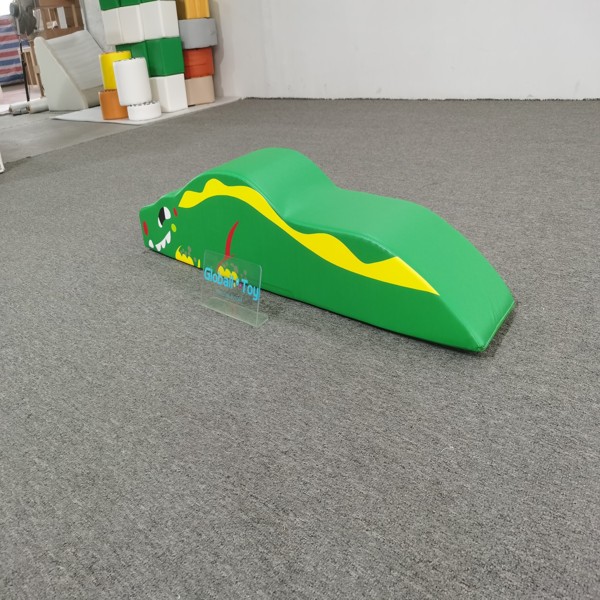 rampe-de-jeu-doux-vert-crocodile-design-salle de sport-tout-petit-centre-de-jeu-grossiste