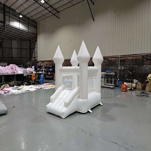 biały dmuchany-leżaczek-z dystrybutorem-zjeżdżalni-soft-play-center