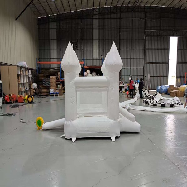 biały-dmuchany-domek-nadmuchiwany-zjeżdżalnia-kombinacja-kryty-plac zabaw-dostawca-6