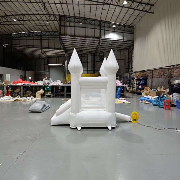 biały-zamek-nadmuchiwany-leżaczek-ze-zjeżdżalnią-dzieci-impreza-wynajem-biznes-2