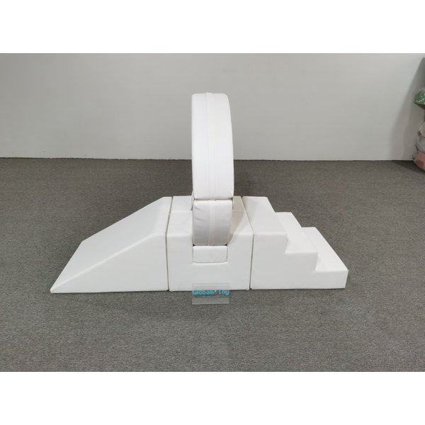 juego-de-escalada-soft-play-negro-rojo-rampa-modular-ring-parque-comercial