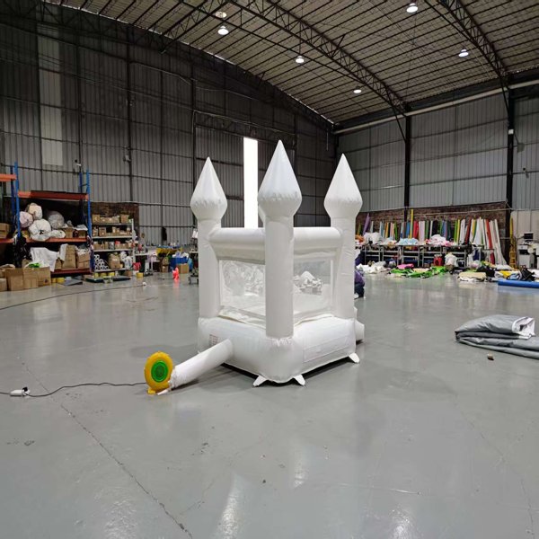 biały-nadmuchiwany-zjeżdżalnia-bounce-house-dostawca-masowy-event-biznes