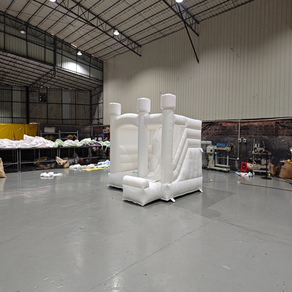 desain-rumah-pantulan-putih-aman-anak-untuk-bisnis-sewa