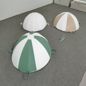 soft-play-equilibrio-domo-verde-blanco-escalones-sensoriales-parque-interior