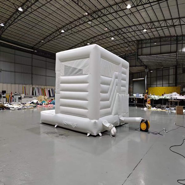 aluguel-de-slide-de-ch&aacute;cara-infl&aacute;vel-branco-comercial-para-festa-infantil