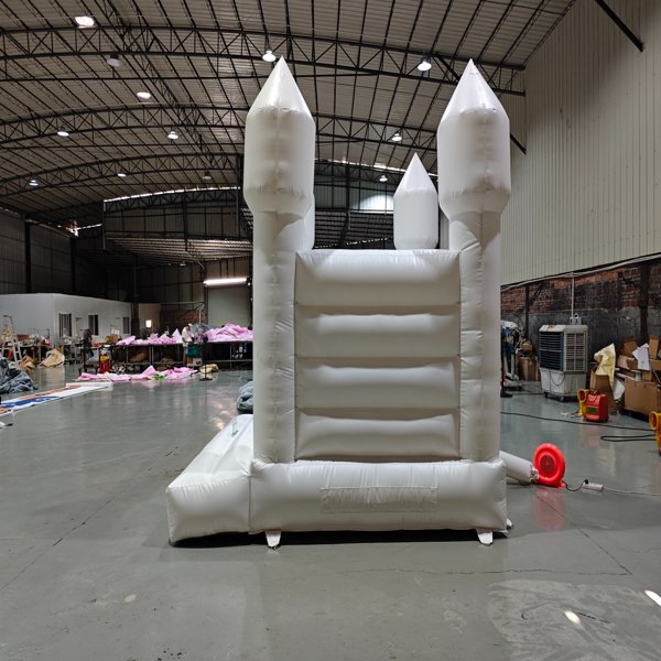 noleggio-eventi-casa-rimbalzante-bianca-in-stile-moderno-per-uso-commerciale