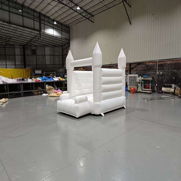 minimalist-beyaz-zıplayan-kale-etkinlik-kiralama-iş-ticari sınıf