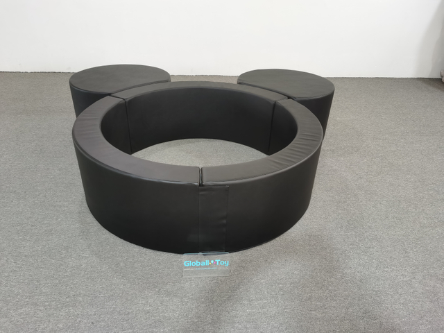 zona bermain-balita-desain-bulat-hitam-lubang-bola-soft-play-