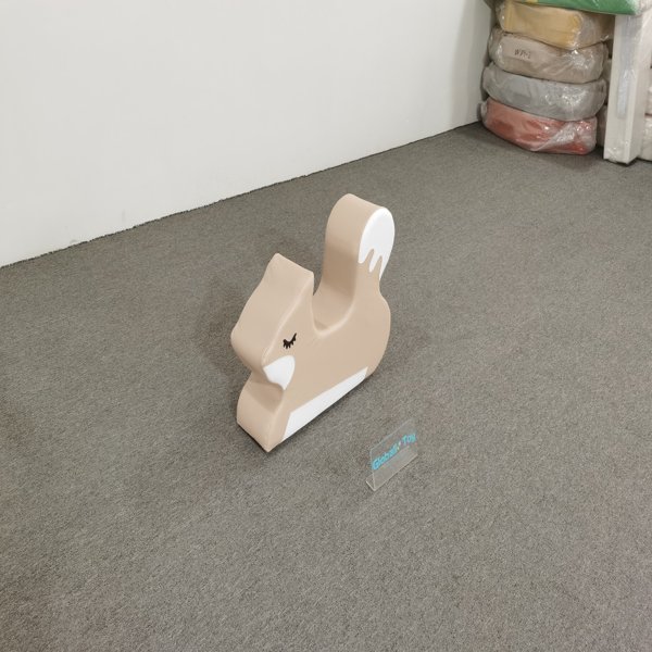 soft-play-tilki-rocker-bej-yumuşak-k&ouml;p&uuml;k-hayvan-oyuncak-kapalı-oyun-merkezi-dağıtıcı