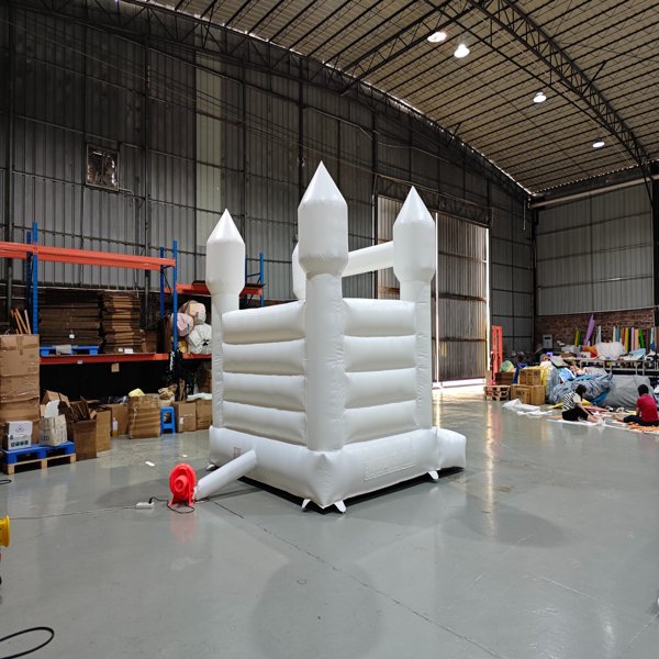 attivit&agrave;-di-noleggio-per-feste-dal-design-minimalista-di-castelli-gonfiabili-bianchi